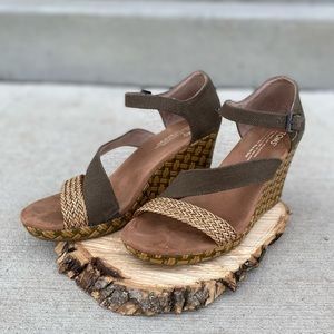 TOM’s Clarissa olive wedges